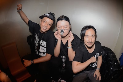 「#Zero_ASY」リリースパーティ時のASY。左からDJ AKi、STY、YUUKi MC。