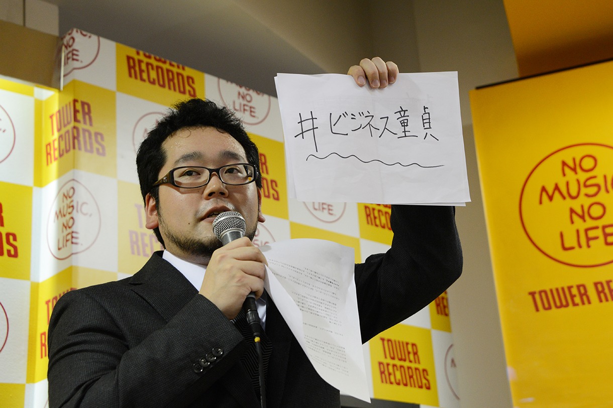 会見前、今回のあらましを説明するスタッフ。