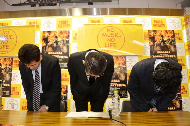 バンドのスタッフとともに童貞偽装について謝罪する忘れらんねえよ・柴田隆浩。