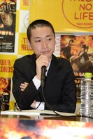 「『童貞偽装』問題に関する謝罪会見」の様子。