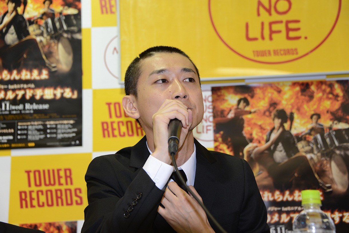 「『童貞偽装』問題に関する謝罪会見」の様子。