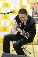 謝罪会見後のライブでの柴田隆浩。