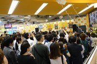 謝罪会見に集まった“傍聴人”たち。