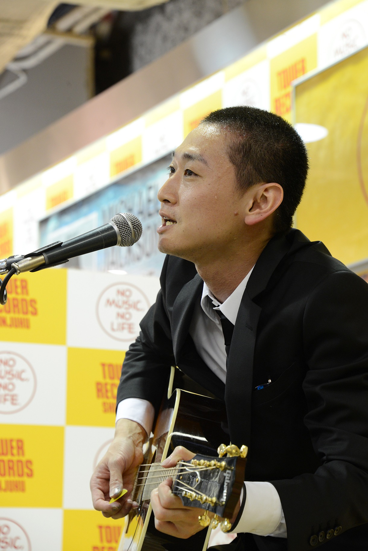 謝罪会見後のライブでの柴田隆浩。