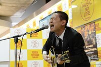 謝罪会見後のライブでの柴田隆浩。