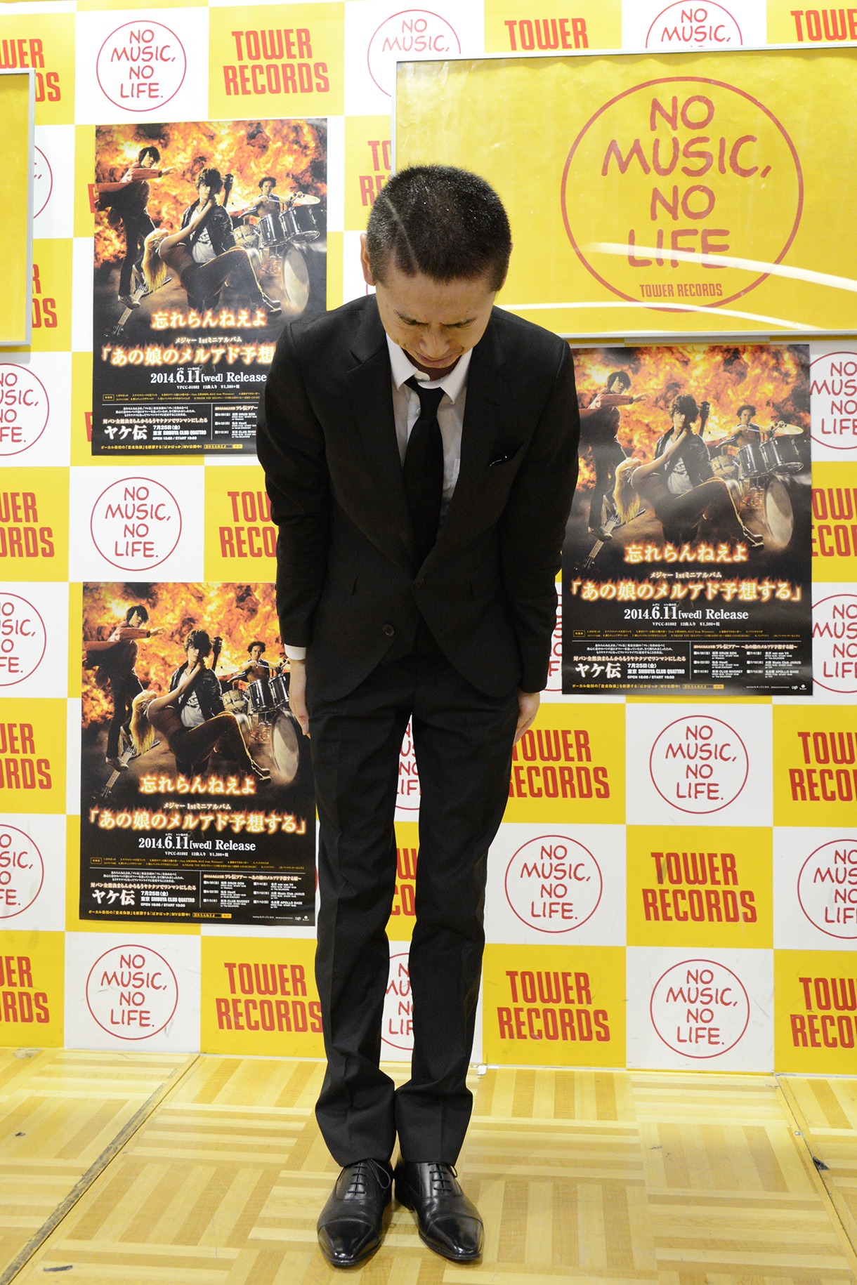 会見後、改めて報道陣に謝罪する柴田隆浩。