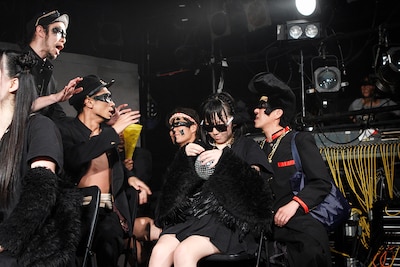 コントを繰り広げるBELLRING少女ハートとHELクライム。