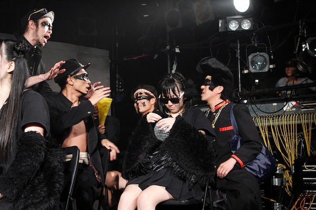 コントを繰り広げるBELLRING少女ハートとHELクライム。