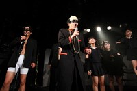 コントを繰り広げるBELLRING少女ハートとHELクライム。