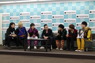 板倉光隆を囲んでトークする超特急。