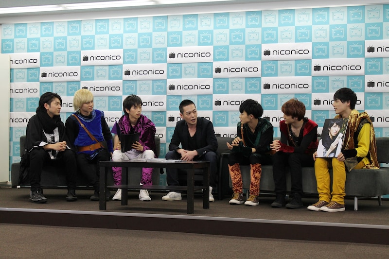 板倉光隆を囲んでトークする超特急。