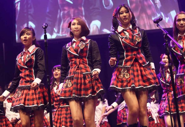 「ギンガムチェック」発売記念コンサートに出演した近野莉菜（写真中央）。 (c)JKT48 Project