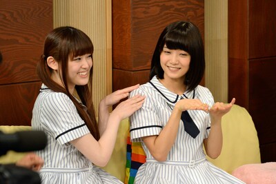 左から松村沙友理、深川麻衣。