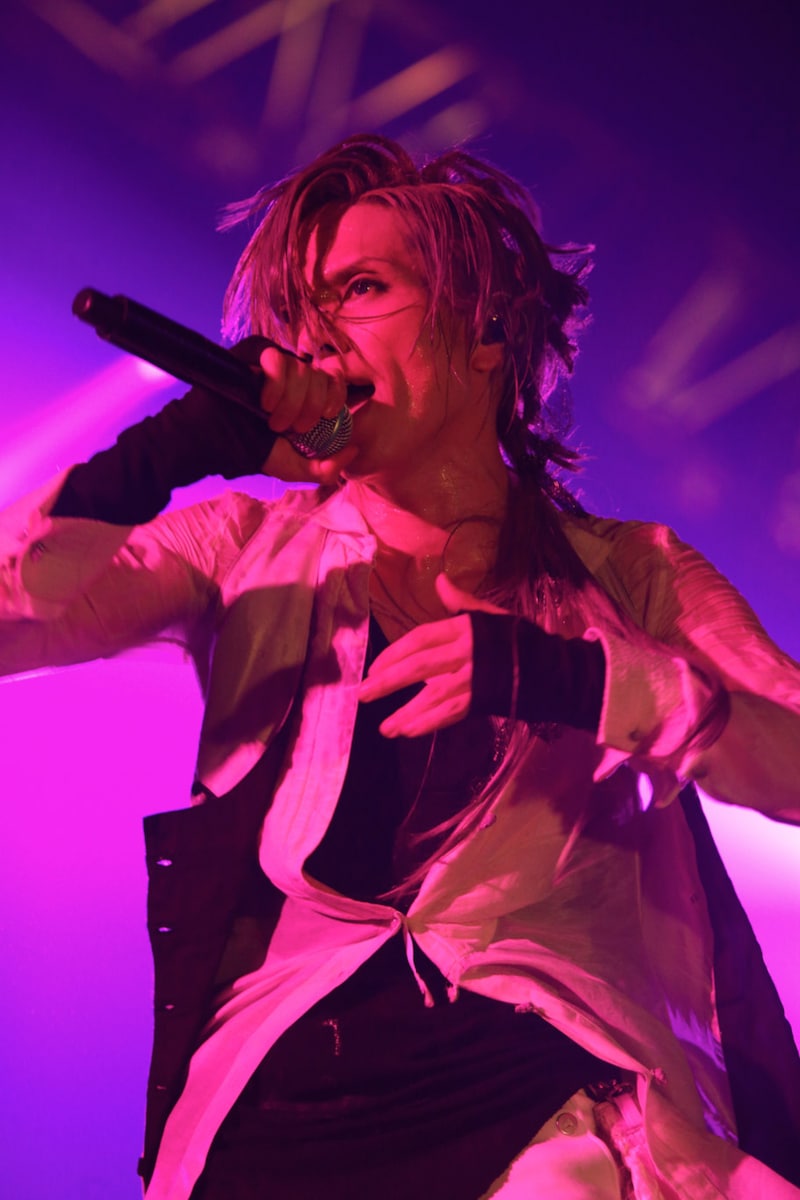 Acid Black Cherry「Project『Shangri-la』Final Season」初日公演の様子。