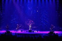 Acid Black Cherry「Project『Shangri-la』Final Season」初日公演の様子。