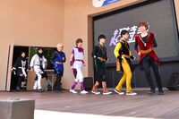 ステージに登場する超特急。