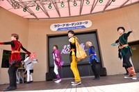 超特急「『Believe×Believe』リリース記念 8大都市フリーライブツアー 舞い降りた孤高の戦士達～ビリっと痺れちゃいまSHOW～」東京・東京ドームシティ ラクーアガーデンステージ公演の様子。