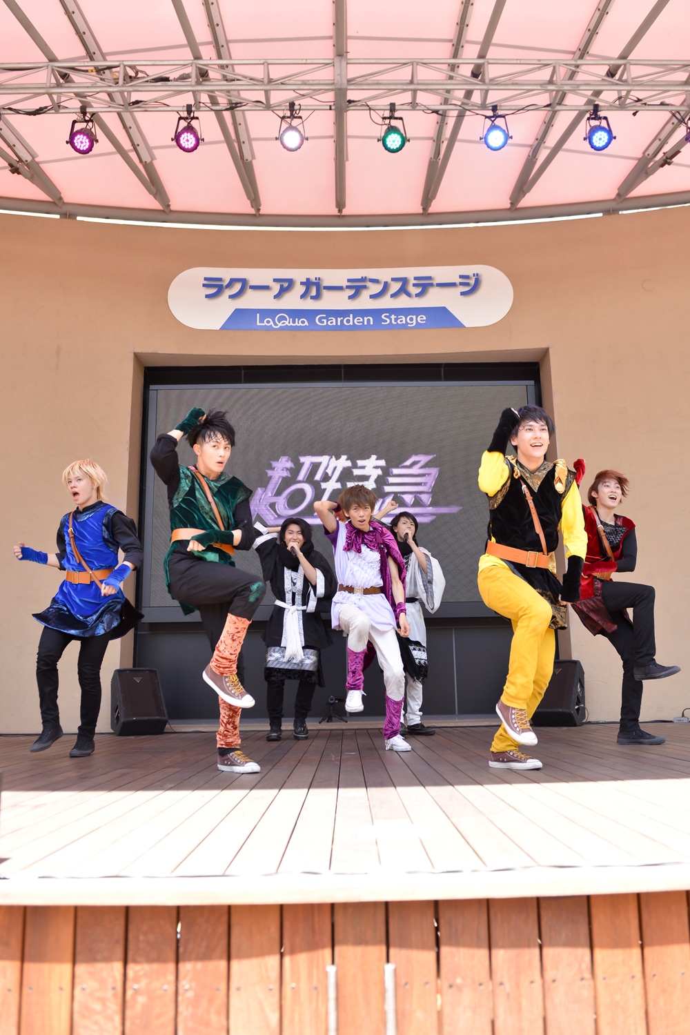 超特急「『Believe×Believe』リリース記念 8大都市フリーライブツアー 舞い降りた孤高の戦士達～ビリっと痺れちゃいまSHOW～」東京・東京ドームシティ ラクーアガーデンステージ公演の様子。