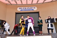 ユースケを感電させるリョウガ（中央）。