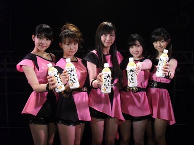 サンガリア「みっくちゅじゅーちゅ」を手にするJuice=Juice。