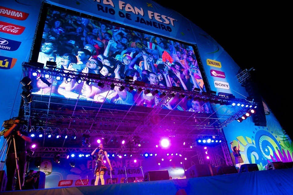 「Fighter（Tachytelic World Cup Brazil 2014 Remix）」をパフォーマンスする中島美嘉と加藤ミリヤ。