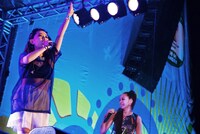 「Fighter（Tachytelic World Cup Brazil 2014 Remix）」をパフォーマンスする加藤ミリヤと中島美嘉。