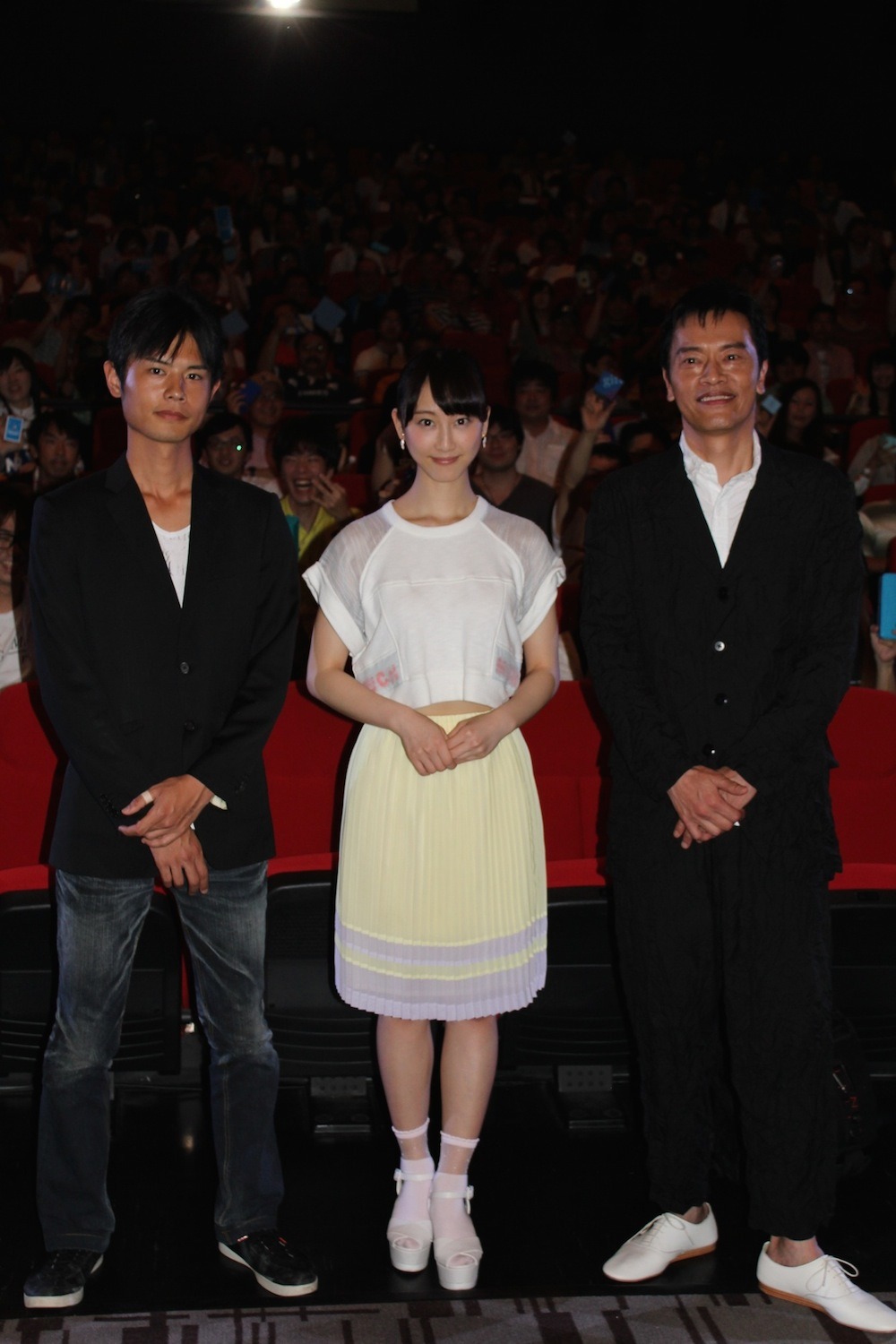 左から宮岡太郎監督、松井玲奈、遠藤憲一。