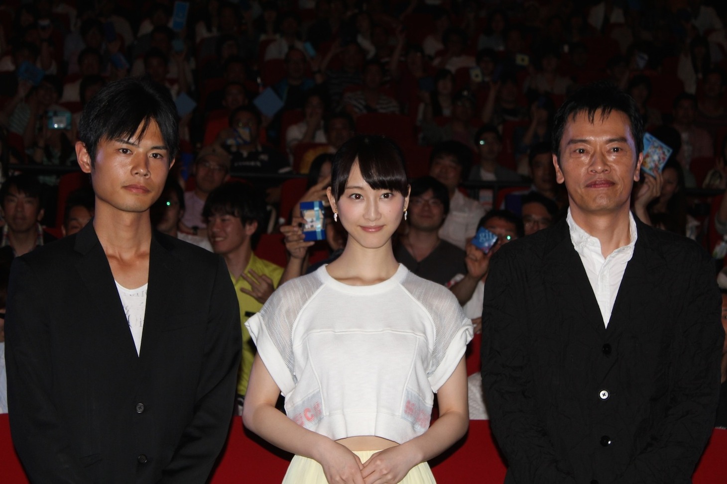 左から宮岡太郎監督、松井玲奈、遠藤憲一。