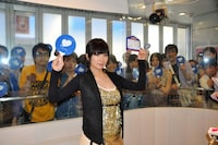 「サッカー日本代表応援絵馬」を手に撮影に応じる椎名林檎。