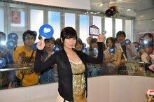 「サッカー日本代表応援絵馬」を手に撮影に応じる椎名林檎。