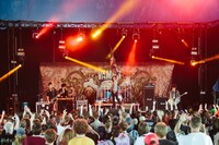 今週の人気画像7位は「VAMPS、英フェスで強制終了も熱烈“VAMPSコール”発生」より、「Download Festival 2014」の「THE PEPSI MAX STAGE」でパフォーマンスするVAMPS。（Photo by KENTARO TAKAHASHI）