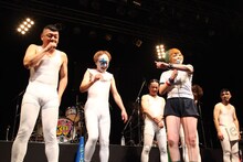 ニューロティカ「30周年記念ワンマン『8人だよ！ 全員集合！』」東京・TSUTAYA O-EAST公演の様子。