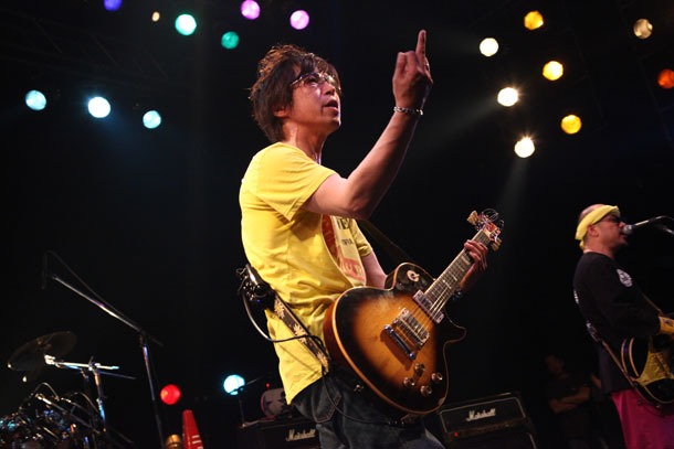 ニューロティカ「30周年記念ワンマン『8人だよ！ 全員集合！』」東京・TSUTAYA O-EAST公演の様子。