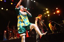 ニューロティカ「30周年記念ワンマン『8人だよ！ 全員集合！』」東京・TSUTAYA O-EAST公演の様子。