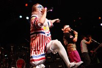 ニューロティカ「30周年記念ワンマン『8人だよ！ 全員集合！』」東京・TSUTAYA O-EAST公演の様子。