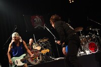 ニューロティカ「30周年記念ワンマン『8人だよ！ 全員集合！』」東京・TSUTAYA O-EAST公演の様子。