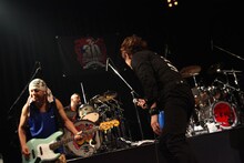 ニューロティカ「30周年記念ワンマン『8人だよ！ 全員集合！』」東京・TSUTAYA O-EAST公演の様子。