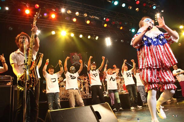 ニューロティカ「30周年記念ワンマン『8人だよ！ 全員集合！』」東京・TSUTAYA O-EAST公演の様子。