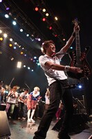 ニューロティカ「30周年記念ワンマン『8人だよ！ 全員集合！』」東京・TSUTAYA O-EAST公演の様子。