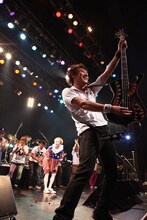 ニューロティカ「30周年記念ワンマン『8人だよ！ 全員集合！』」東京・TSUTAYA O-EAST公演の様子。