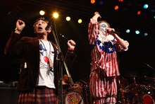 左からGo!（JUNIOR）、アツシ（Vo）。