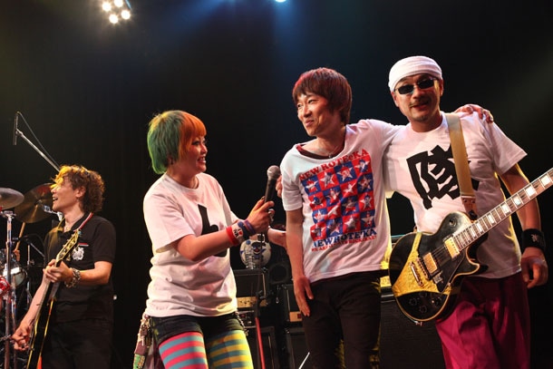 左からリョウ（G）、まちゃまちゃ、宮田和弥（JUN SKY WALKER(S)）、修豚（G, Vo）。