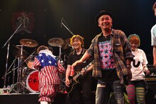 ニューロティカ「30周年記念ワンマン『8人だよ！ 全員集合！』」東京・TSUTAYA O-EAST公演の様子。