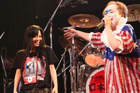 左から蒼井そら、アツシ（Vo）。