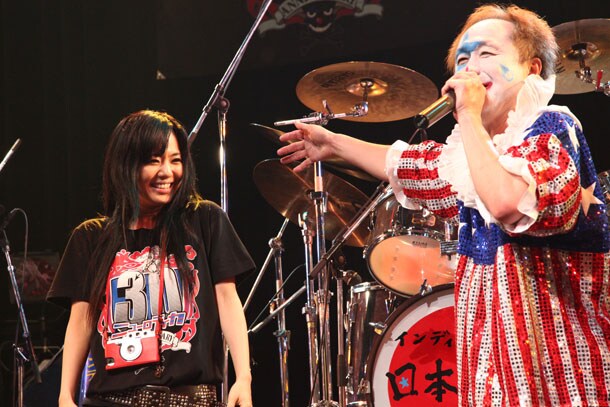 左から蒼井そら、アツシ（Vo）。