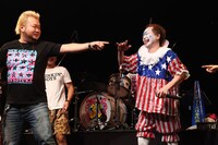 左からハチミツ二郎（東京ダイナマイト）、アツシ（Vo）。