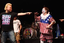 左からハチミツ二郎（東京ダイナマイト）、アツシ（Vo）。