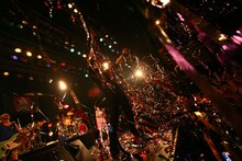 ニューロティカ「30周年記念ワンマン『8人だよ！ 全員集合！』」東京・TSUTAYA O-EAST公演の様子。