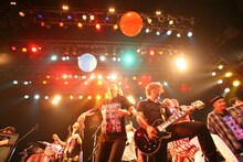 ニューロティカ「30周年記念ワンマン『8人だよ！ 全員集合！』」東京・TSUTAYA O-EAST公演の様子。