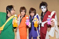 「ファンタ」を手にポーズを決めるも、どこか疲れ気味のゴールデンボンバー。